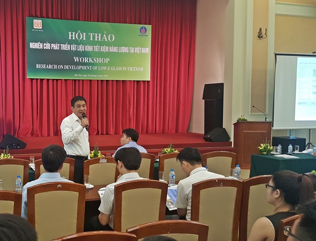 Ông Nguyễn Minh Khoa, Giám đốc Công ty Kính nổi Viglacera báo cáo tại Hội thảo.